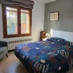 Semi-detached House With Private Pool And Garden In 度假居