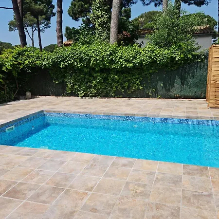 Semi-detached House With Private Pool And Garden In * 巴古尔